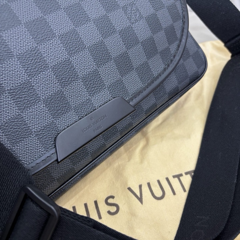 LV 棋盤格公文郵差包公事包男包-7