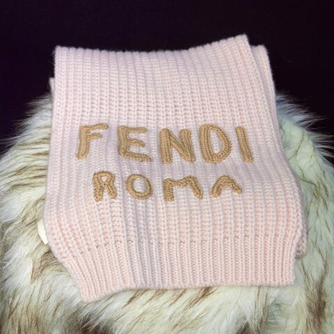 未使用 FENDI 粉紅色針織圍巾