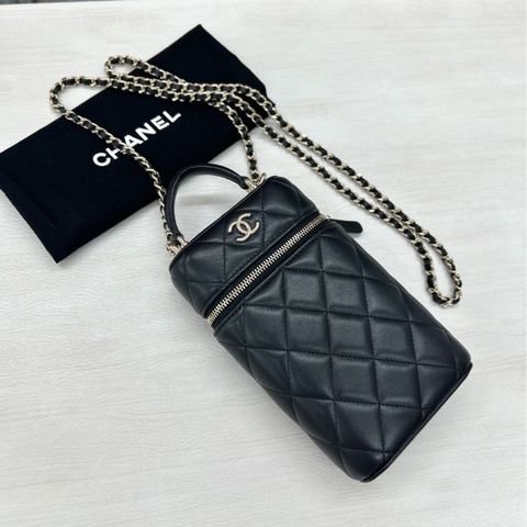 Chanel 黑金手柄款手機包 鐳射31開 內袋有鏡子 尺寸約18*10.5*5，附件塵袋