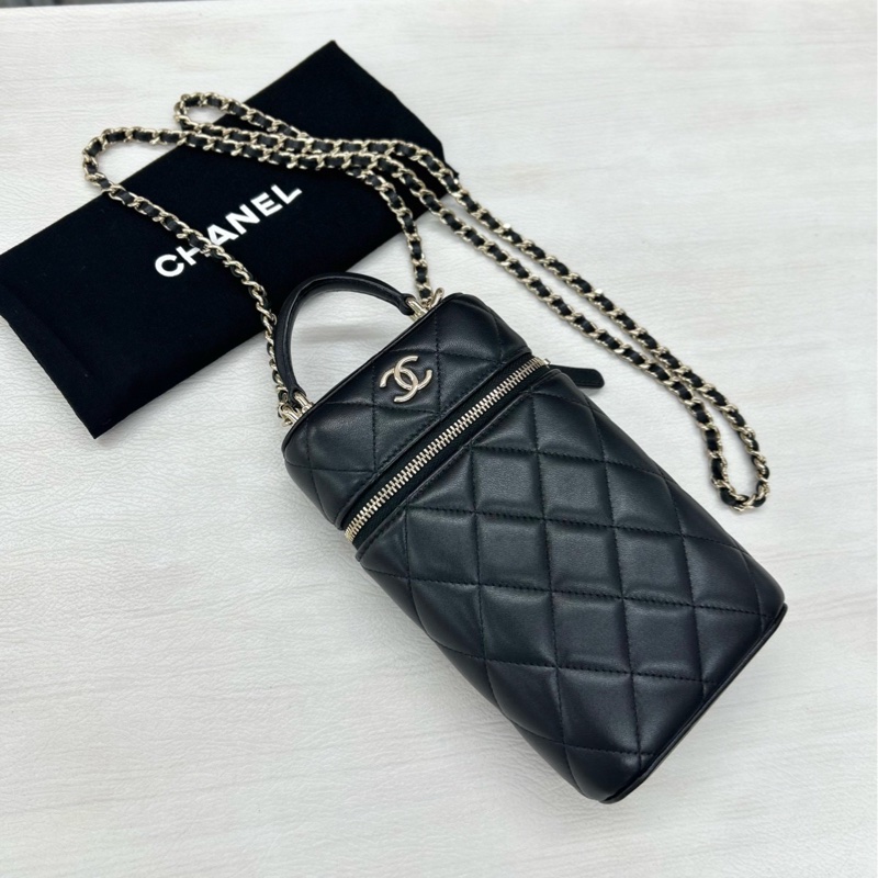 Chanel 黑金手柄款手機包 鐳射31開 內袋有鏡子 尺寸約18*10.5*5,附件塵袋-0