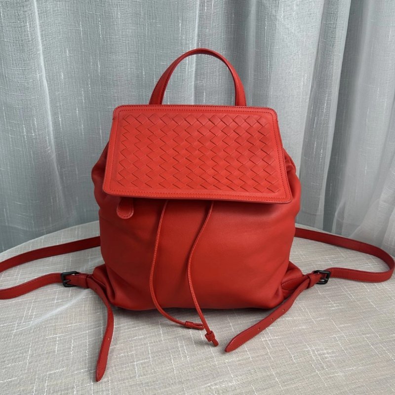 BV 紅色編織翻蓋抽繩後背包30*30*6 98新-0