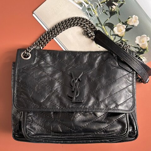 ::Saint Laurent:: YSL 聖羅蘭 皮革黑LOGO 霧銀鍊揉製小牛皮翻蓋斜背包 NIKI MM 中款