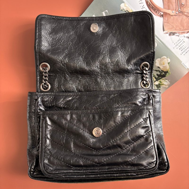 ::Saint Laurent:: YSL 聖羅蘭 皮革黑LOGO 霧銀鍊揉製小牛皮翻蓋斜背包 NIKI MM 中款-2