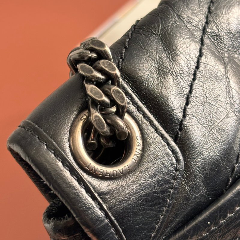 ::Saint Laurent:: YSL 聖羅蘭 皮革黑LOGO 霧銀鍊揉製小牛皮翻蓋斜背包 NIKI MM 中款-15