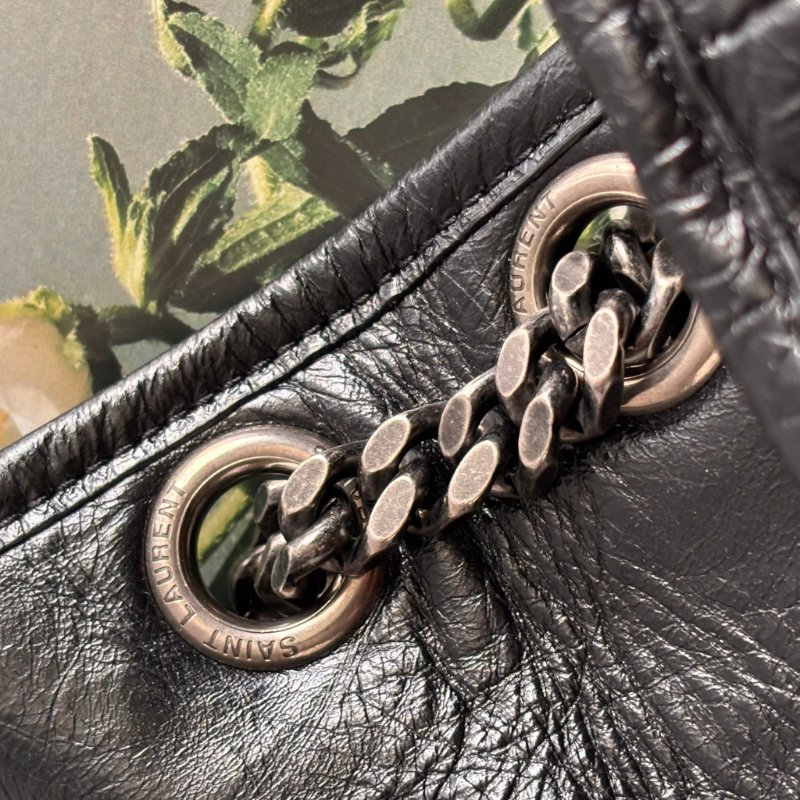 ::Saint Laurent:: YSL 聖羅蘭 皮革黑LOGO 霧銀鍊揉製小牛皮翻蓋斜背包 NIKI MM 中款-19