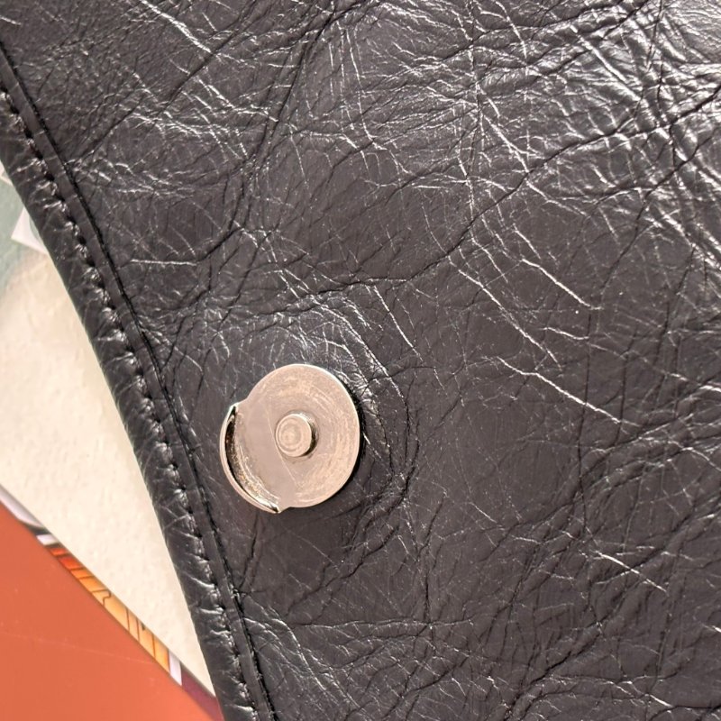 ::Saint Laurent:: YSL 聖羅蘭 皮革黑LOGO 霧銀鍊揉製小牛皮翻蓋斜背包 NIKI MM 中款-21