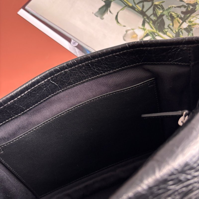 ::Saint Laurent:: YSL 聖羅蘭 皮革黑LOGO 霧銀鍊揉製小牛皮翻蓋斜背包 NIKI MM 中款-30