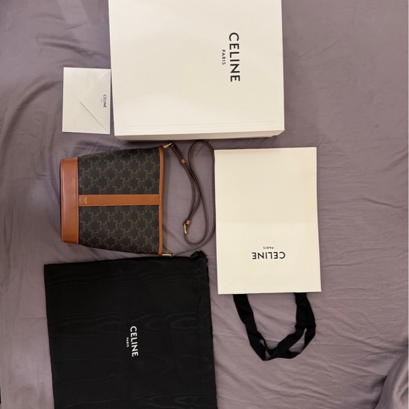 CELINE 標誌印花及牛皮革小號水桶包-18