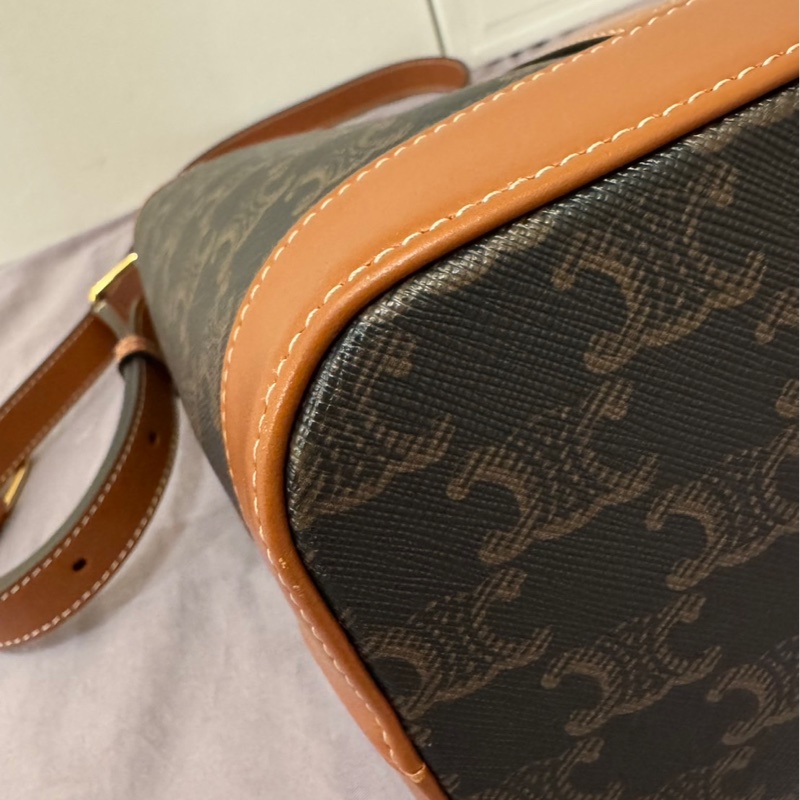 CELINE 標誌印花及牛皮革小號水桶包-19