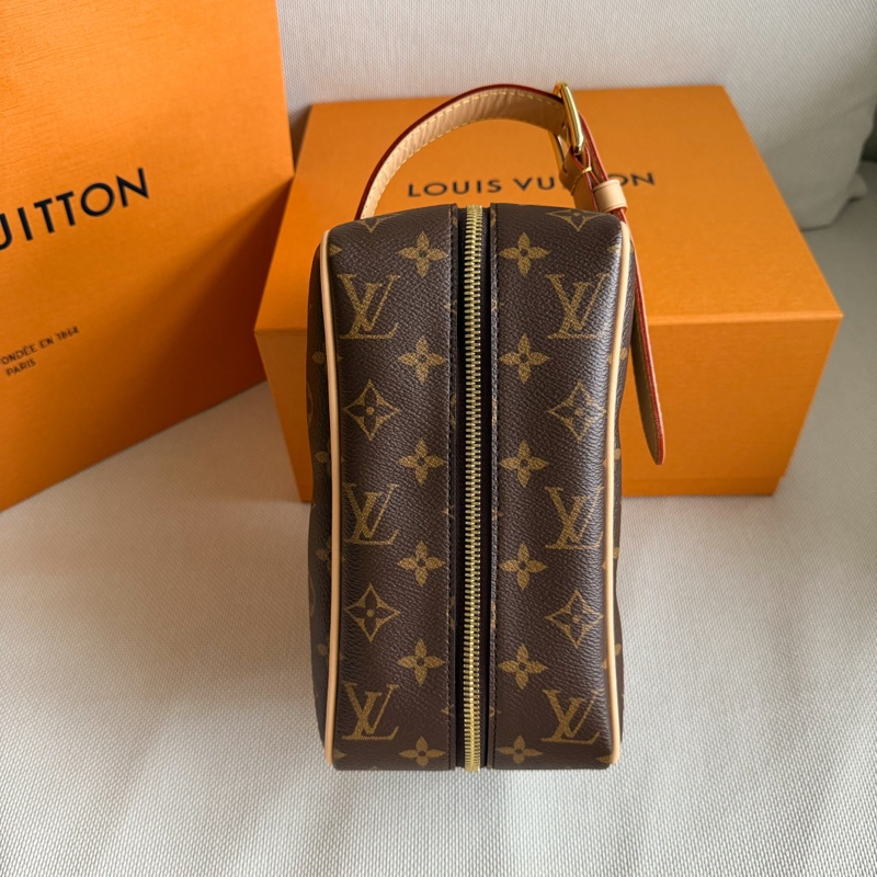 全新Louis Vuitton 收納包 化妝包 盥洗包 M83112 Trousse Toilette Locker Dopp Kit-1