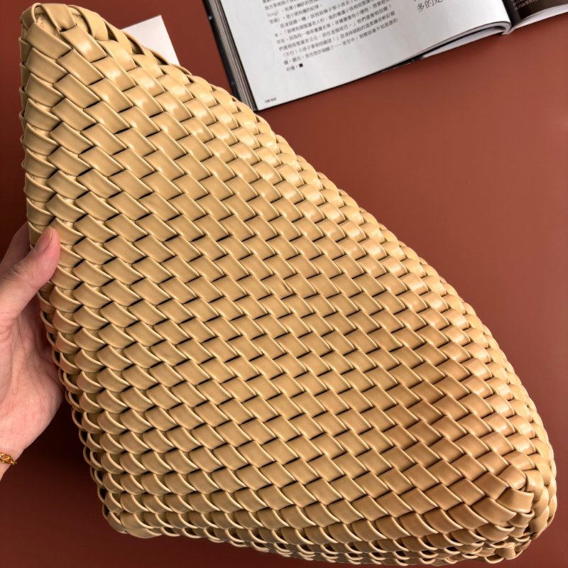 ::Bottega Veneta:: BV Structure Spazzolato 米黃色皮革斜面編織手拿包 結構設計 腋下包-5