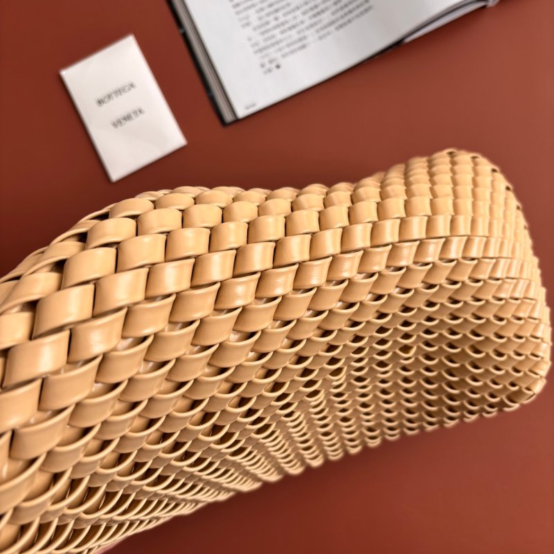 ::Bottega Veneta:: BV Structure Spazzolato 米黃色皮革斜面編織手拿包 結構設計 腋下包-6