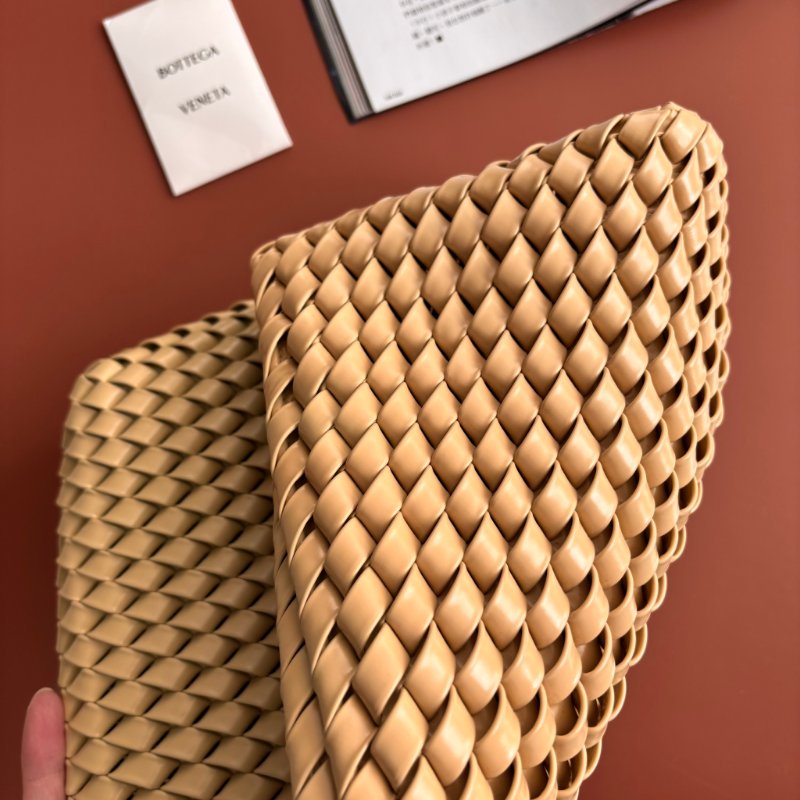::Bottega Veneta:: BV Structure Spazzolato 米黃色皮革斜面編織手拿包 結構設計 腋下包-7