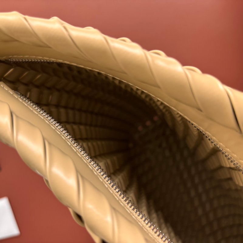 ::Bottega Veneta:: BV Structure Spazzolato 米黃色皮革斜面編織手拿包 結構設計 腋下包-13