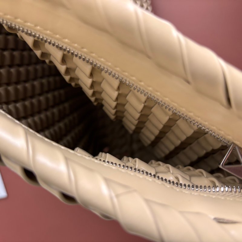 ::Bottega Veneta:: BV Structure Spazzolato 米黃色皮革斜面編織手拿包 結構設計 腋下包-14