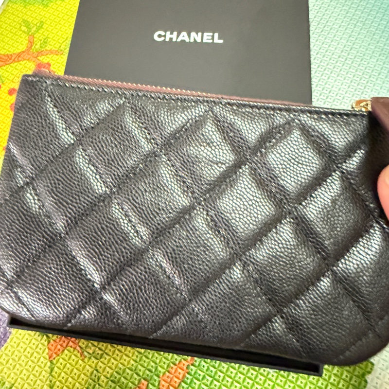 Chanel。一字拉鏈卡包。黑金荔枝皮-4
