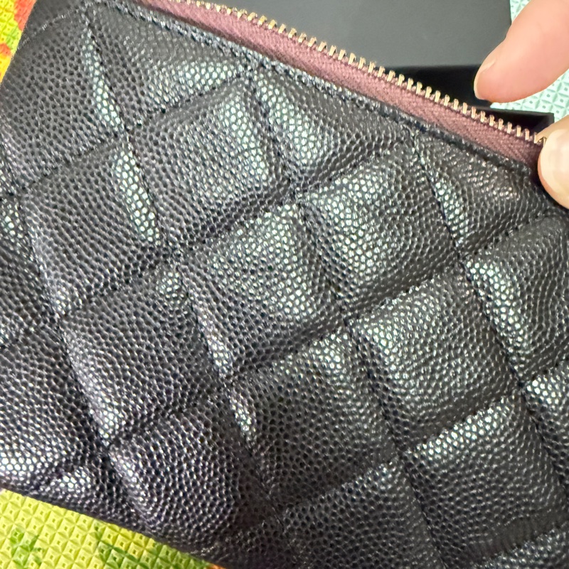 Chanel。一字拉鏈卡包。黑金荔枝皮-9