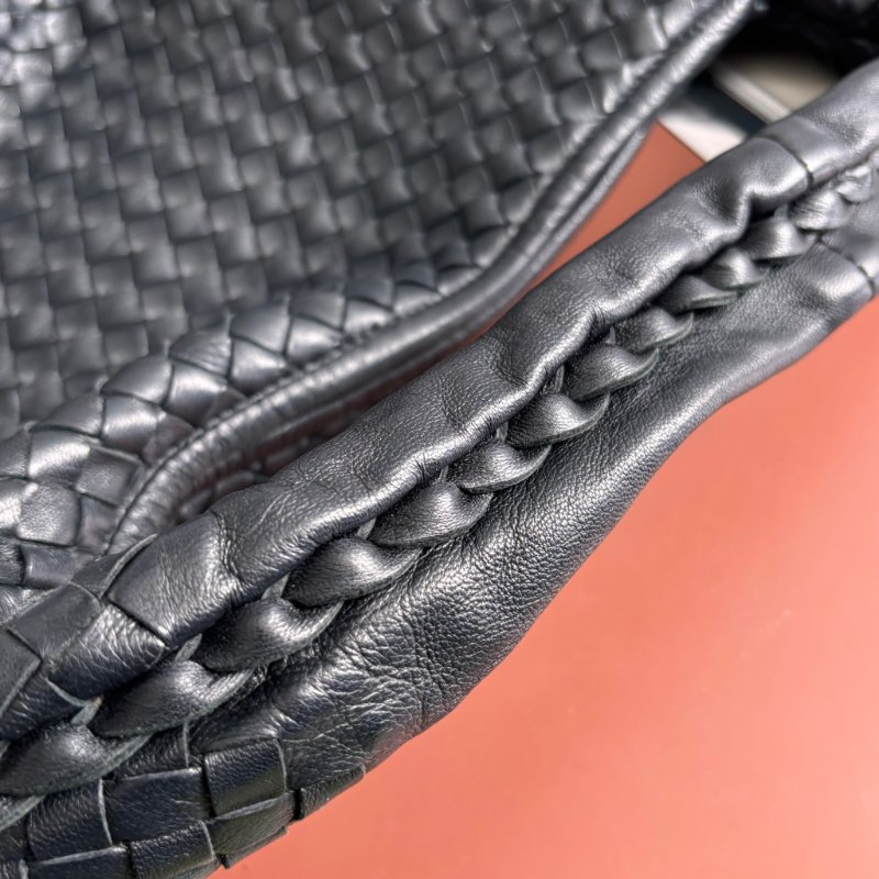 ::Bottega Veneta:: BV 黑色皮革編織手提包 腋下包 和尚包 HOBO-10