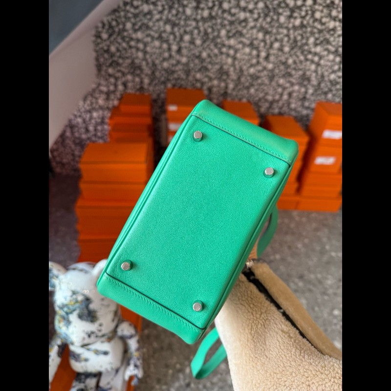 Hermes mini Lindy
6w薄荷綠銀扣 swift 皮-2
