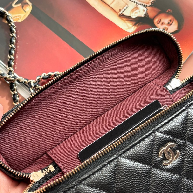 ::CHANEL:: 香奈兒 AP4385 黑色經典格紋 化妝箱鏈包 Vanity Case Fall-Winter 2025/26 Pre-Collection-12
