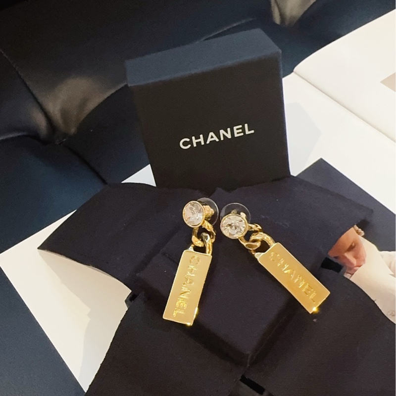 【98新帶盒🆕】Chanel康鵬金銘牌‘小金條’字母吊飾白水鑽耳釘-2