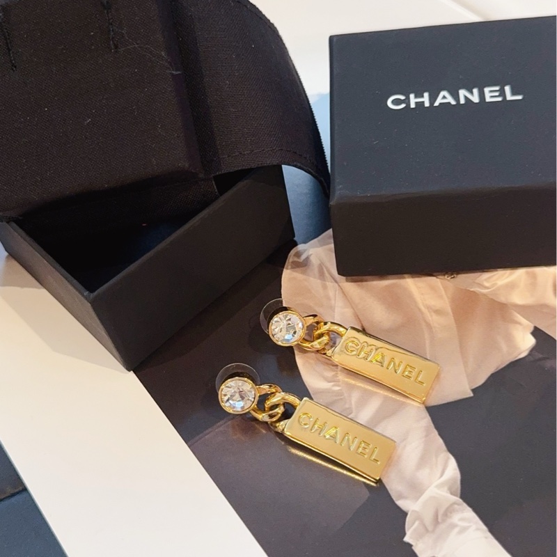 【98新帶盒🆕】Chanel康鵬金銘牌‘小金條’字母吊飾白水鑽耳釘-3