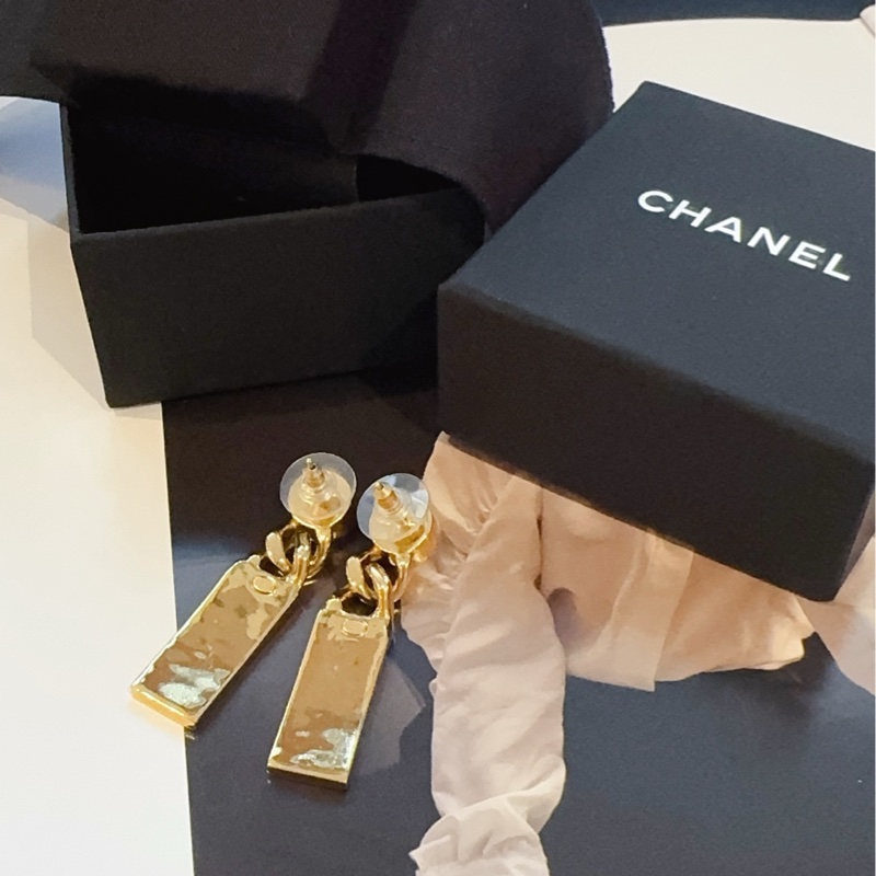 【98新帶盒🆕】Chanel康鵬金銘牌‘小金條’字母吊飾白水鑽耳釘-4