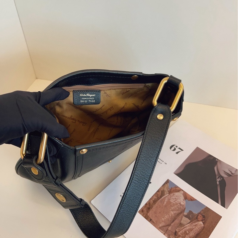 【98新🆕】Ferragamo 黑金藤編竹扣Hobo 馬蹄扣鎖頭包 單肩包-7