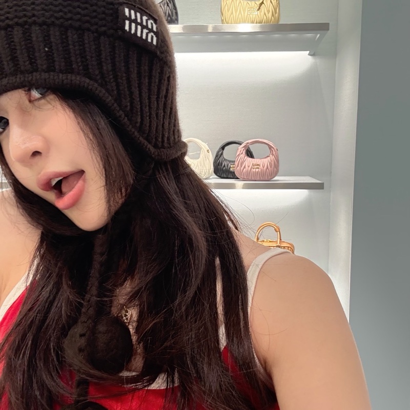 Miu Miu 羊絨冷帽 #S M ，兩個顏色-1