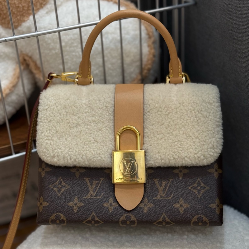 (台灣專櫃購證🇹🇼全配)Lv Locky BB ✨2022秋冬羊絨走秀款-0