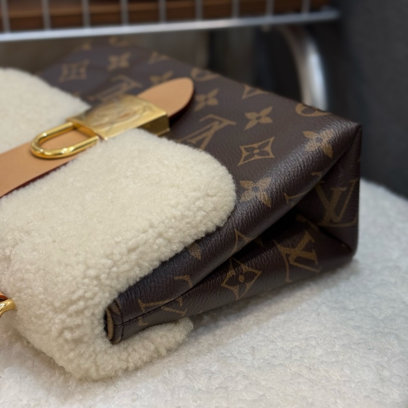 (台灣專櫃購證🇹🇼全配)Lv Locky BB ✨2022秋冬羊絨走秀款-2