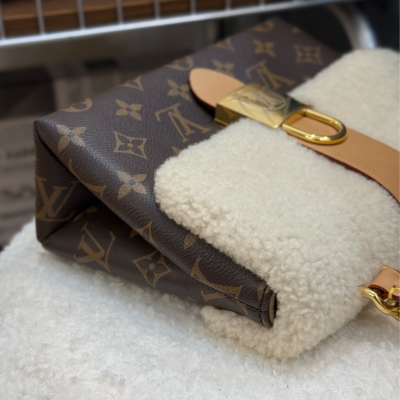 (台灣專櫃購證🇹🇼全配)Lv Locky BB ✨2022秋冬羊絨走秀款-3