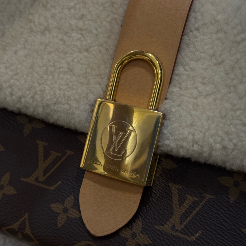 (台灣專櫃購證🇹🇼全配)Lv Locky BB ✨2022秋冬羊絨走秀款-4