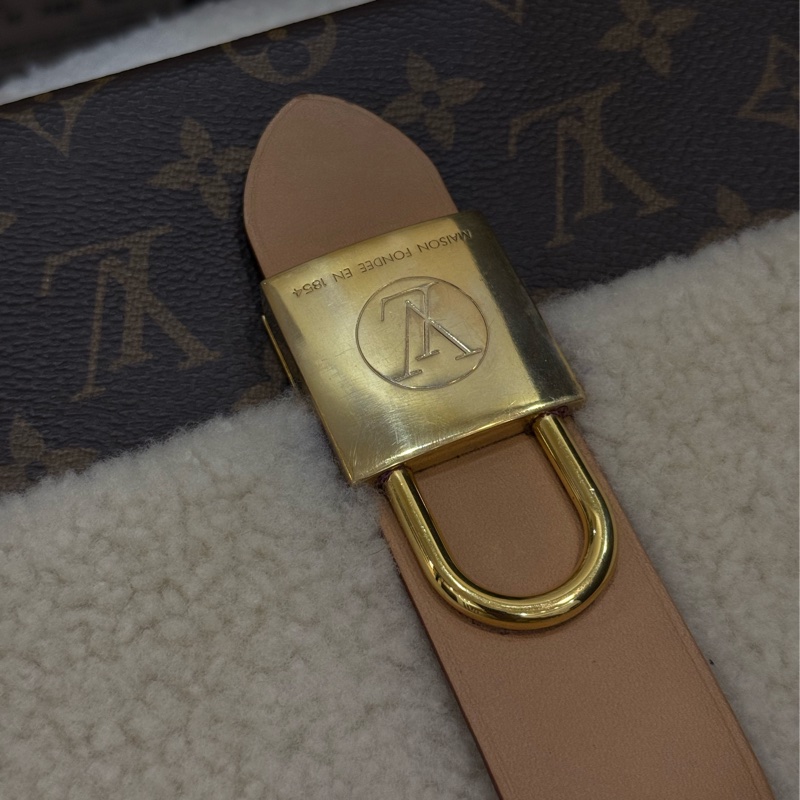 (台灣專櫃購證🇹🇼全配)Lv Locky BB ✨2022秋冬羊絨走秀款-5