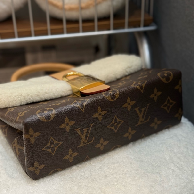 (台灣專櫃購證🇹🇼全配)Lv Locky BB ✨2022秋冬羊絨走秀款-6