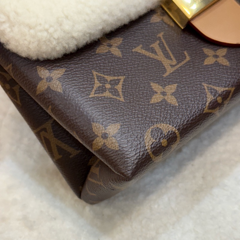 (台灣專櫃購證🇹🇼全配)Lv Locky BB ✨2022秋冬羊絨走秀款-7