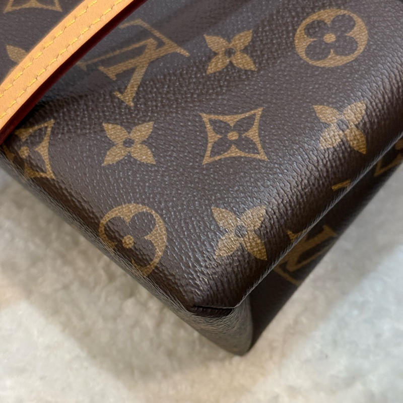 (台灣專櫃購證🇹🇼全配)Lv Locky BB ✨2022秋冬羊絨走秀款-10