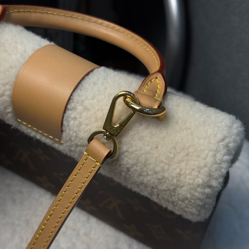 (台灣專櫃購證🇹🇼全配)Lv Locky BB ✨2022秋冬羊絨走秀款-12