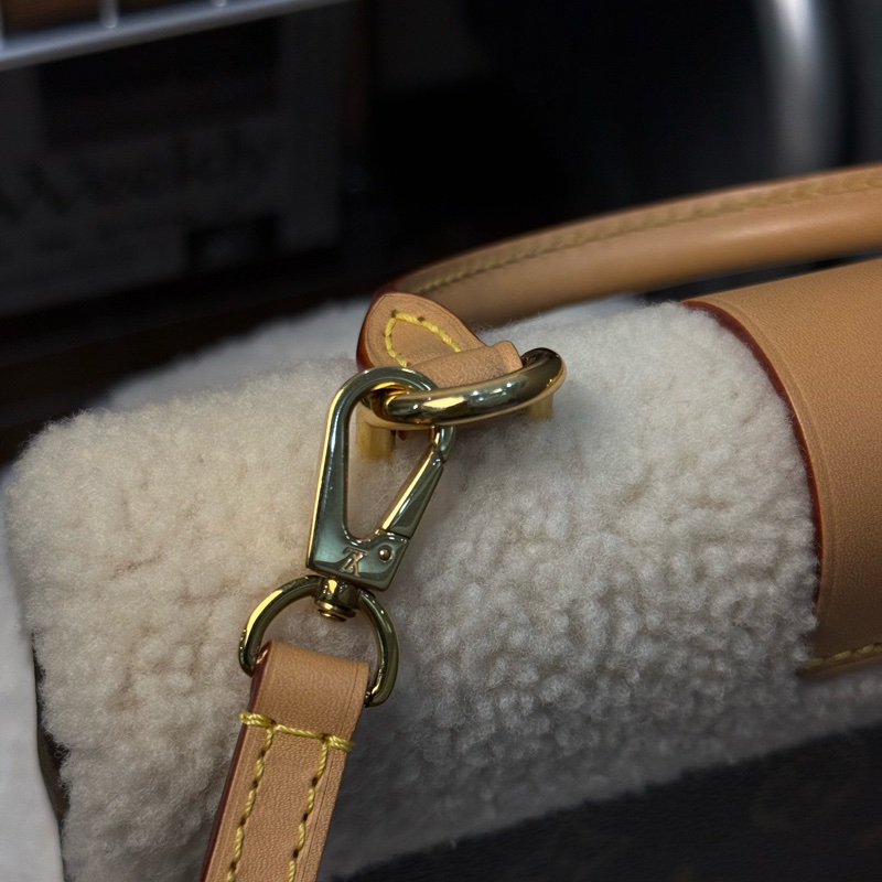 (台灣專櫃購證🇹🇼全配)Lv Locky BB ✨2022秋冬羊絨走秀款-13