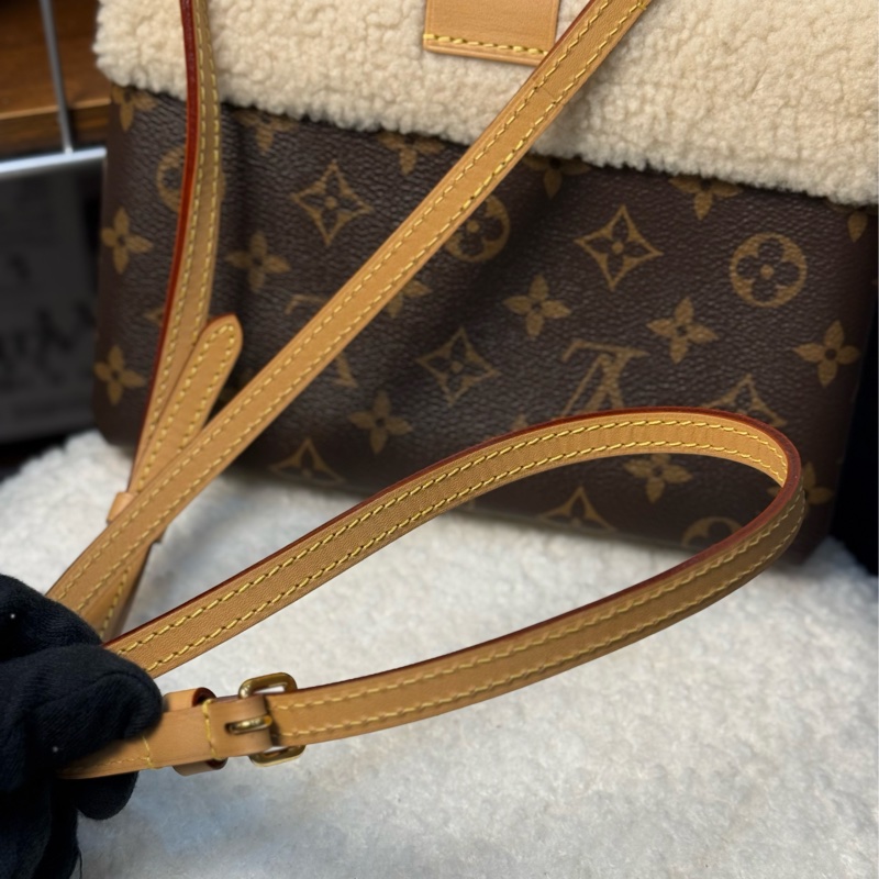 (台灣專櫃購證🇹🇼全配)Lv Locky BB ✨2022秋冬羊絨走秀款-14