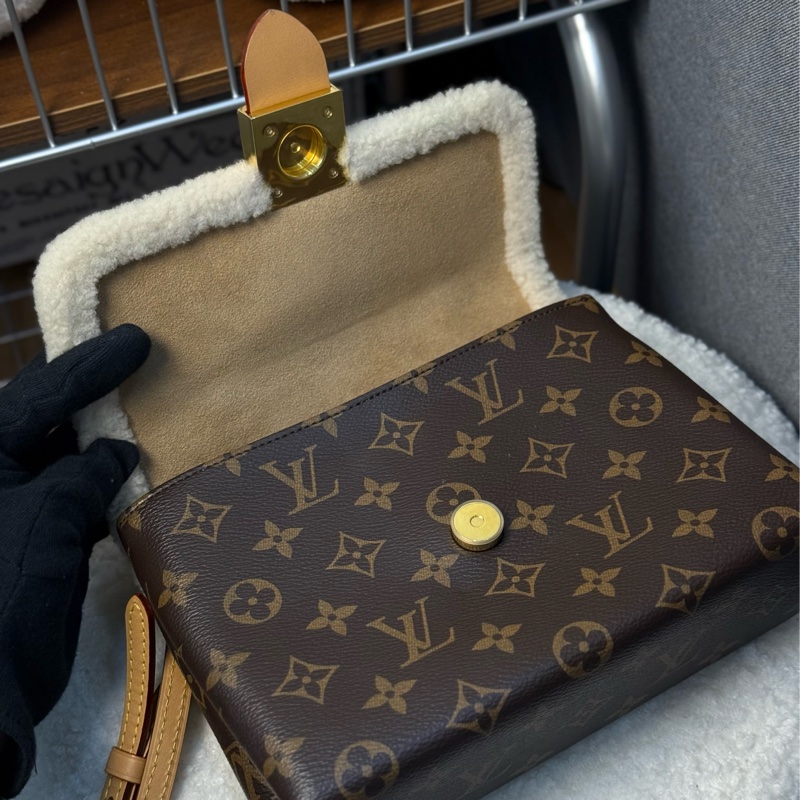 (台灣專櫃購證🇹🇼全配)Lv Locky BB ✨2022秋冬羊絨走秀款-15