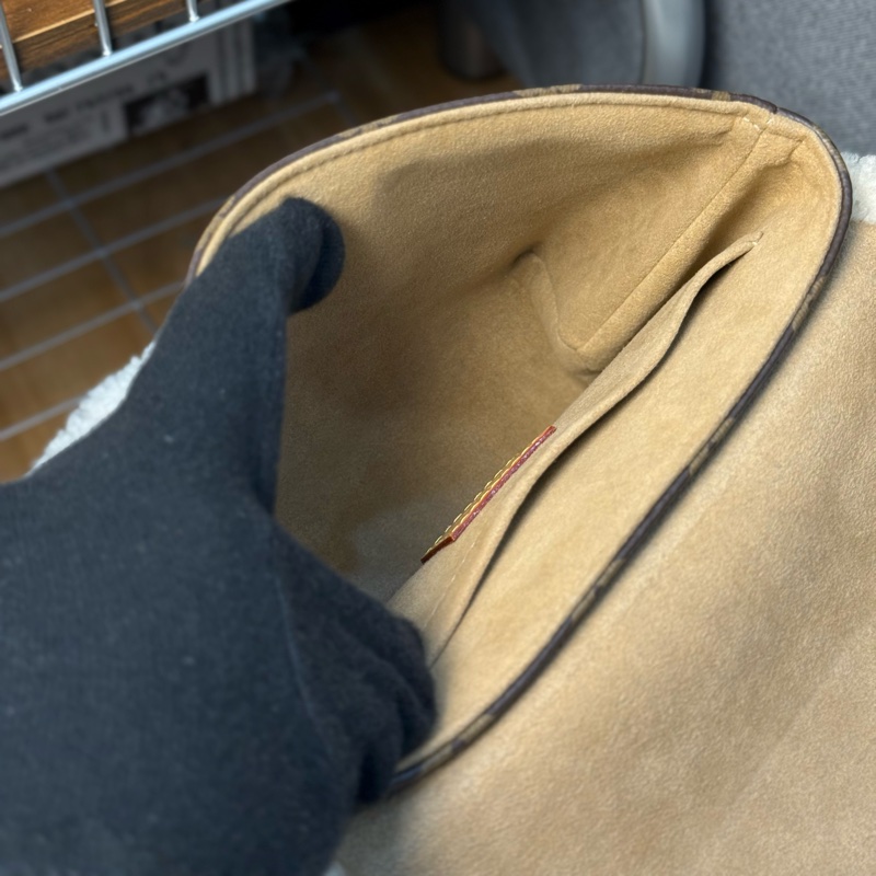 (台灣專櫃購證🇹🇼全配)Lv Locky BB ✨2022秋冬羊絨走秀款-17