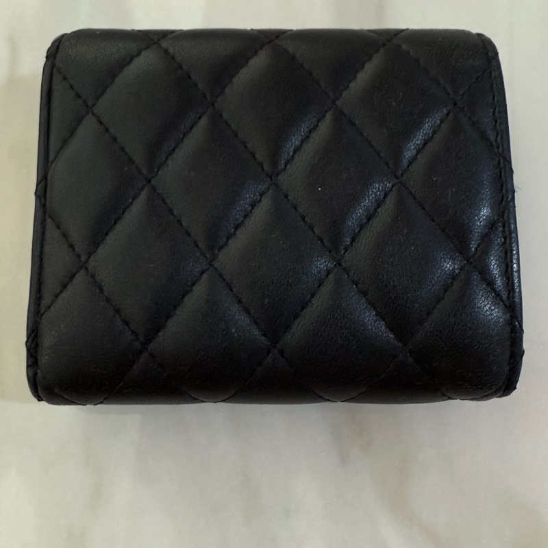 Chanel 羊皮三折短夾銀扣-1