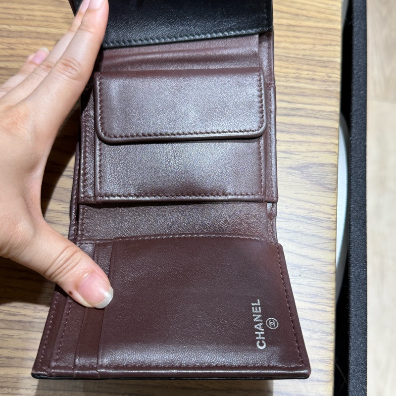 Chanel 羊皮三折短夾銀扣-12