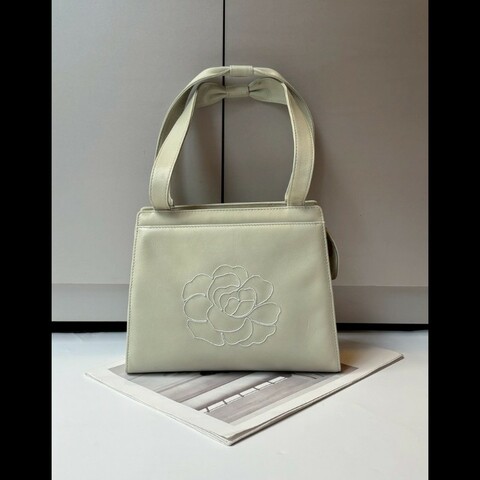 Chanel 淡灰綠皮革繡山茶花小手提/肩側包