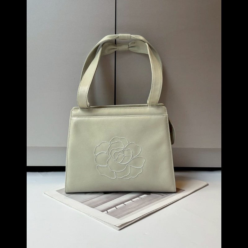Chanel 淡灰綠皮革繡山茶花小手提/肩側包-0