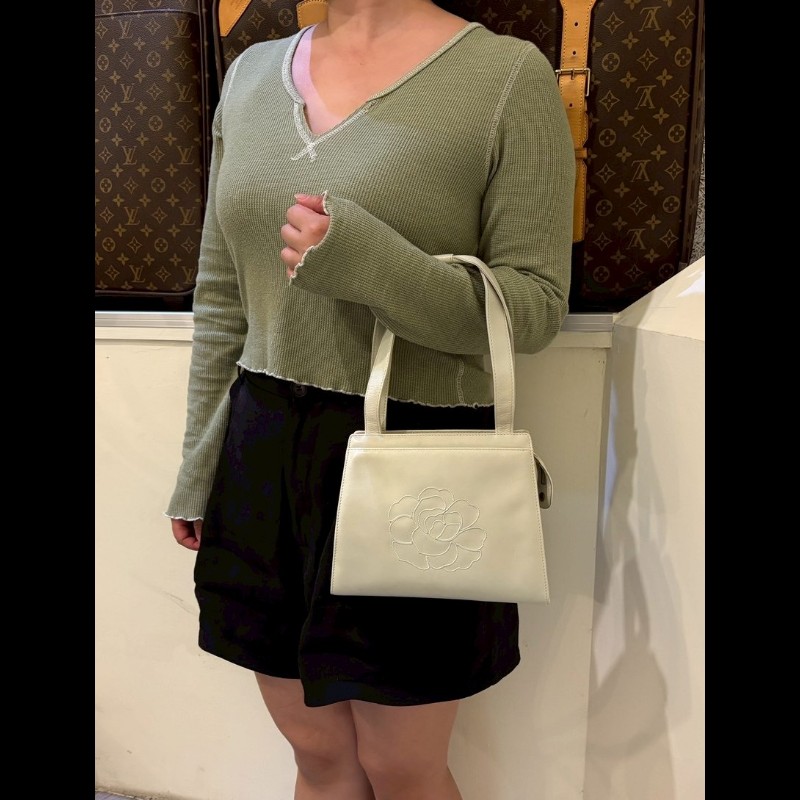 Chanel 淡灰綠皮革繡山茶花小手提/肩側包-1