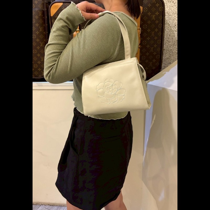 Chanel 淡灰綠皮革繡山茶花小手提/肩側包-3