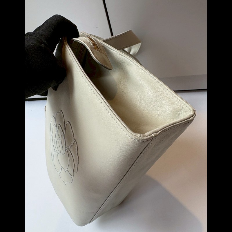 Chanel 淡灰綠皮革繡山茶花小手提/肩側包-10