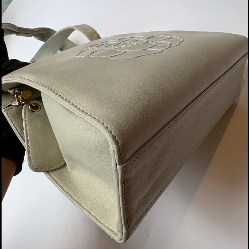 Chanel 淡灰綠皮革繡山茶花小手提/肩側包-11